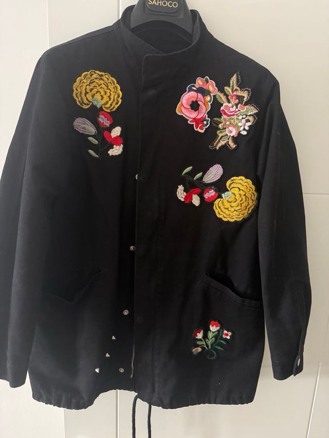 Chaqueta negra bordada flores