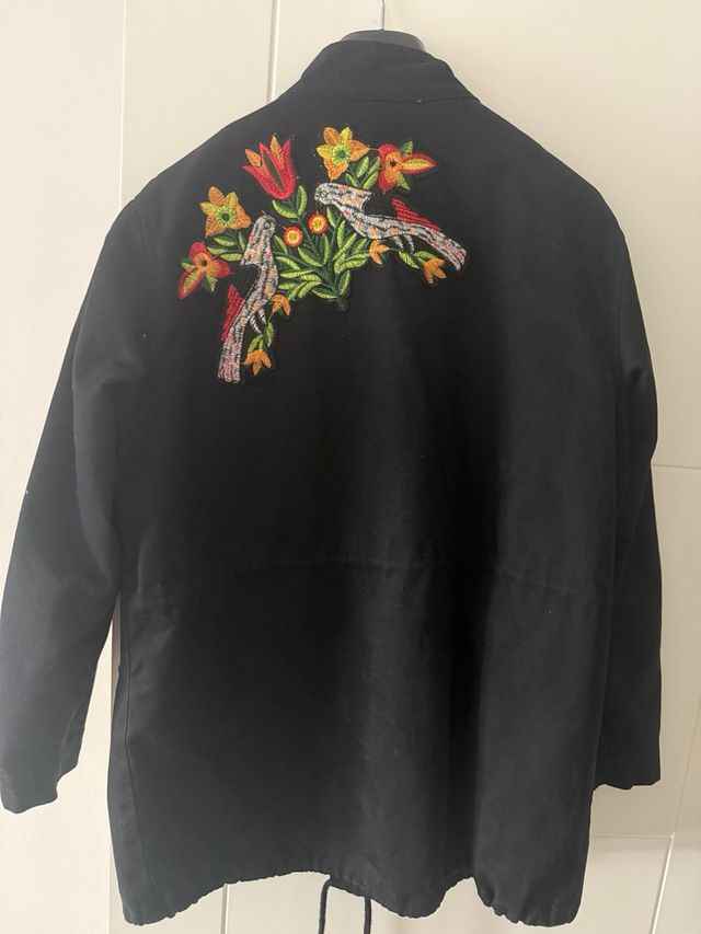 Chaqueta negra bordada flores
