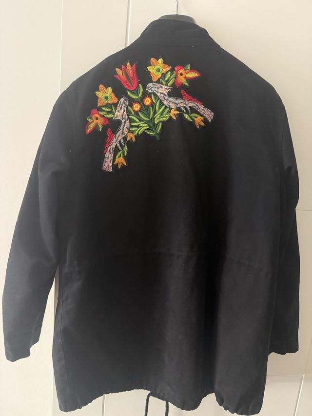 Chaqueta negra bordada flores