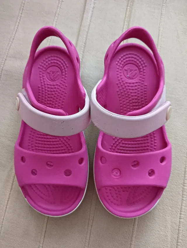 Crocs niña fucsia