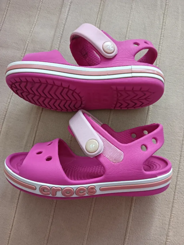 Crocs niña fucsia