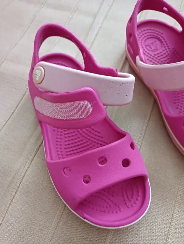 Crocs niña fucsia