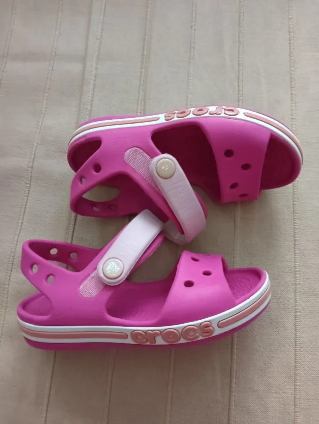 Crocs niña fucsia