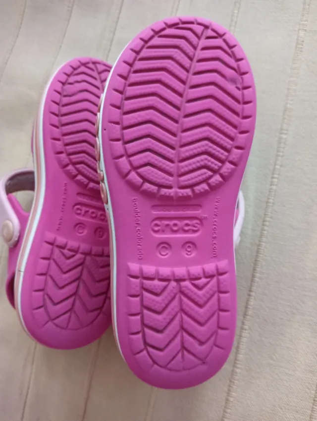 Crocs niña fucsia