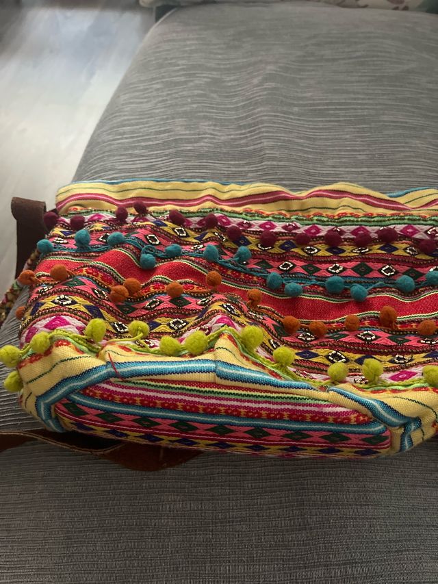 Bolso étnico multicolor con pompones