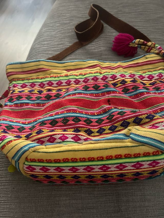 Bolso étnico multicolor con pompones