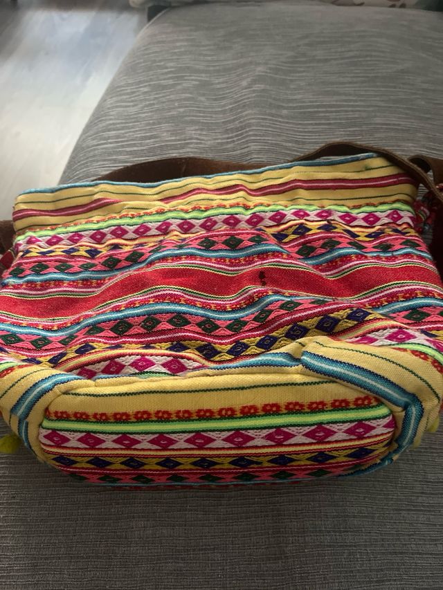 Bolso étnico multicolor con pompones