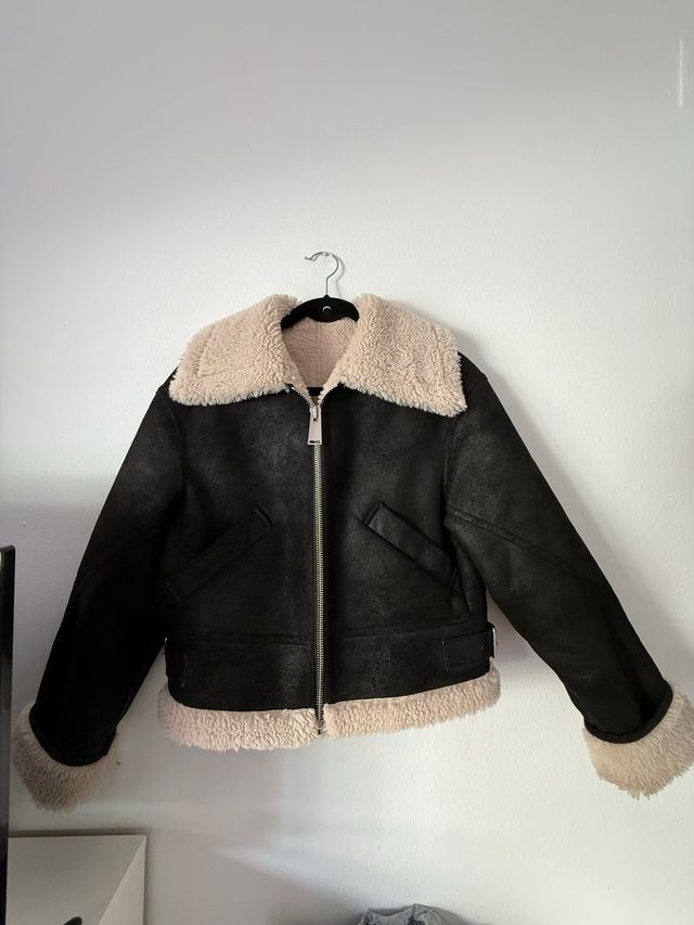 Abrigo de piel de oveja negro y beige