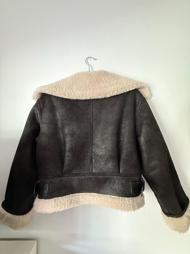 Abrigo de piel de oveja negro y beige