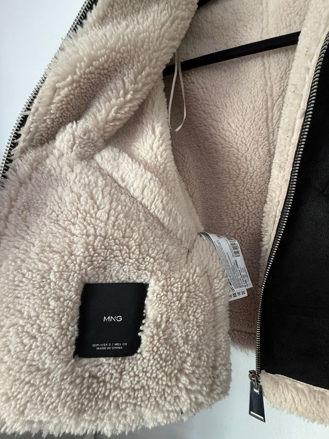 Abrigo de piel de oveja negro y beige