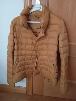 Chaqueta acolchada mostaza
