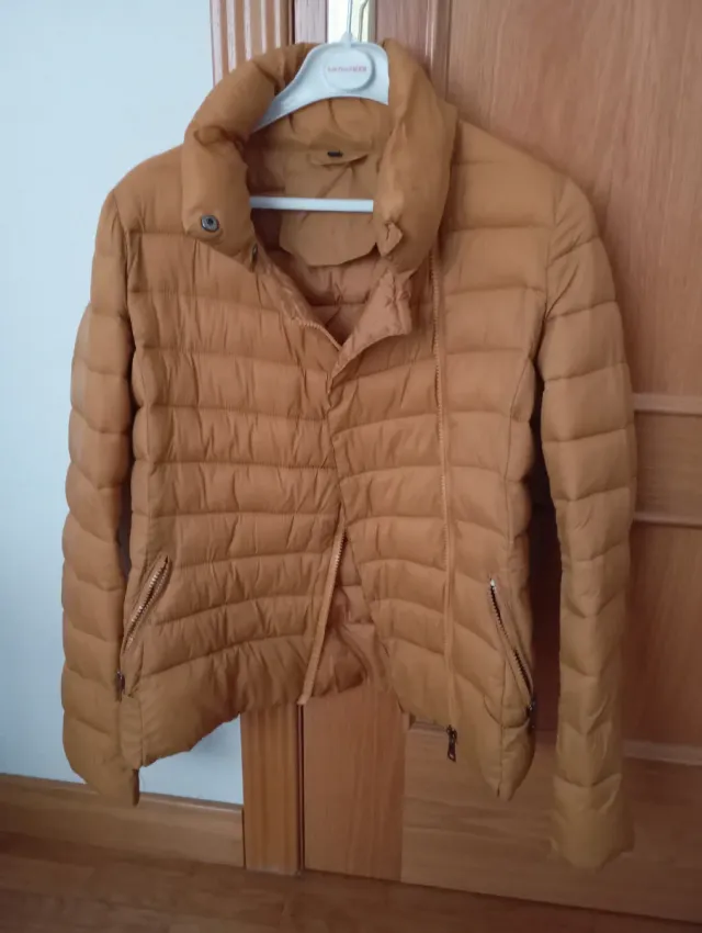 Chaqueta acolchada mostaza