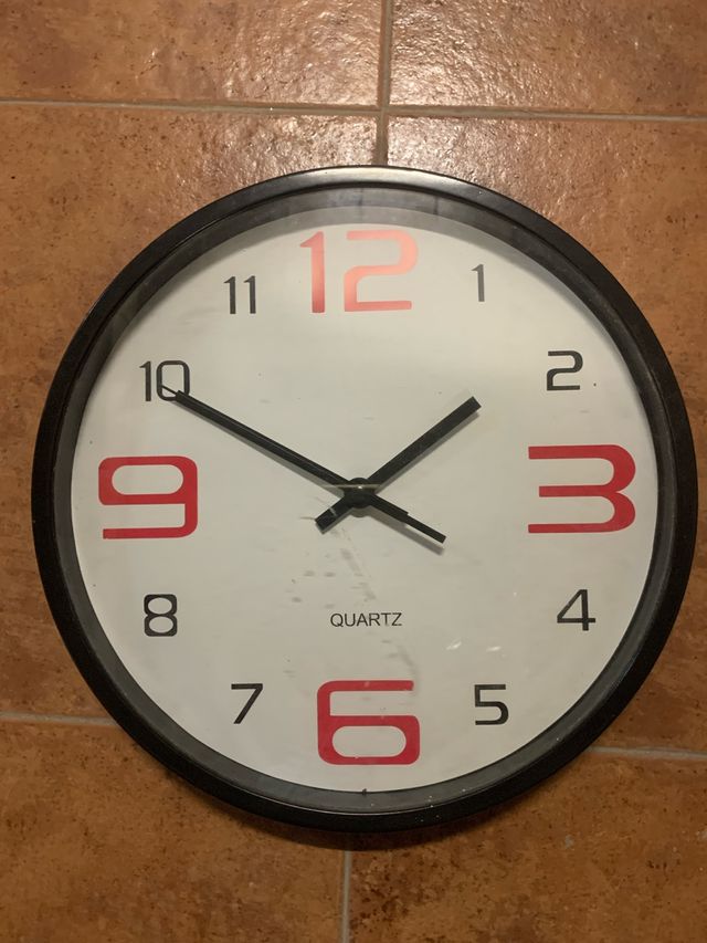 Reloj de Pared con Números Rojos