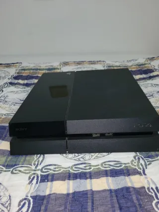 Sony PS4 FAT Negra + Mando Dorado + FIFA 18