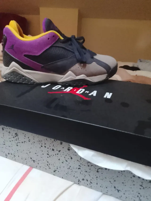 Nike Air Jordan Talla 44 Morado/Amarillo