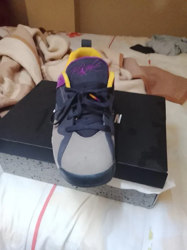 Nike Air Jordan Talla 44 Morado/Amarillo