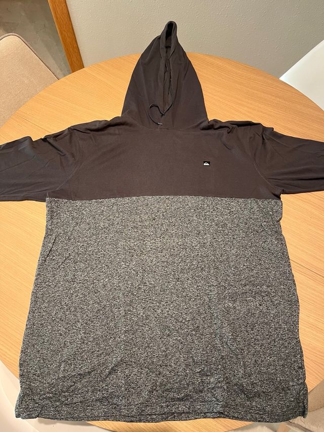 Sudadera Quiksilver con capucha gris y negra