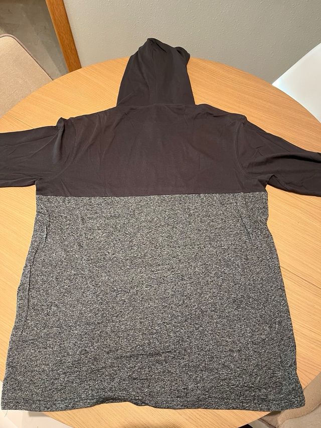 Sudadera Quiksilver con capucha gris y negra