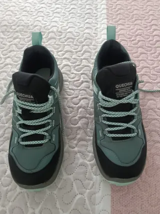 Zapatillas trekking Quechua negras y verde