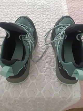 Zapatillas trekking Quechua negras y verde