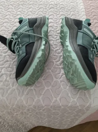 Zapatillas trekking Quechua negras y verde