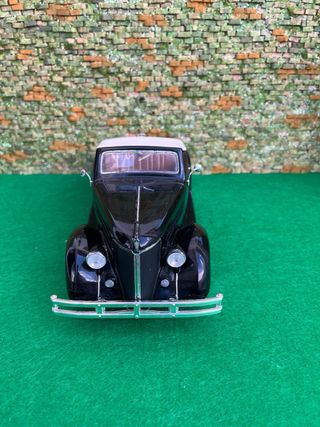 Ford Deluxe Cabriolet (1936) - Welly 1:18