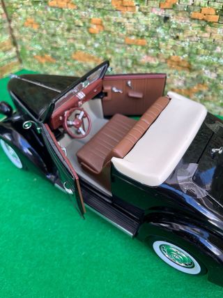 Ford Deluxe Cabriolet (1936) - Welly 1:18