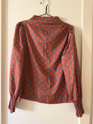 Blusa marrón con estampado floral