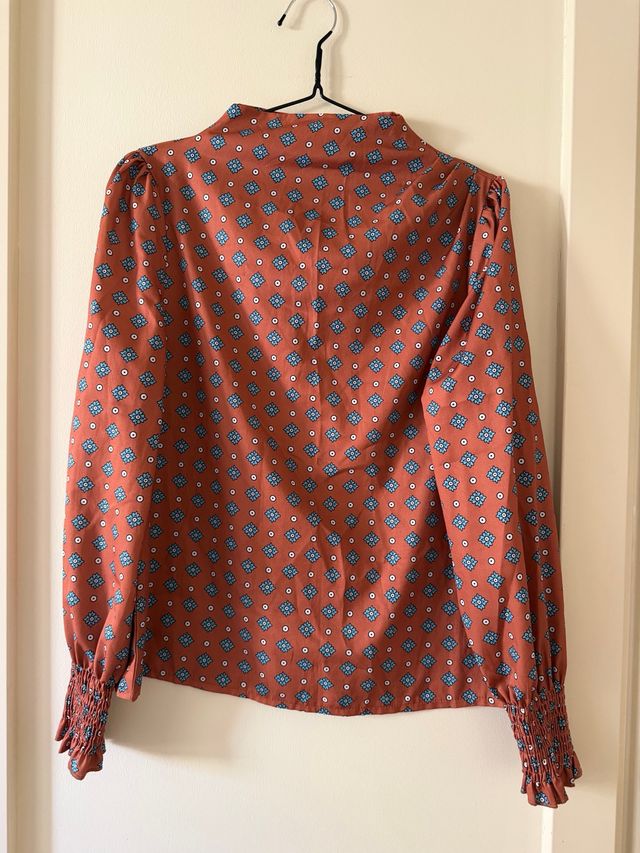 Blusa marrón con estampado floral