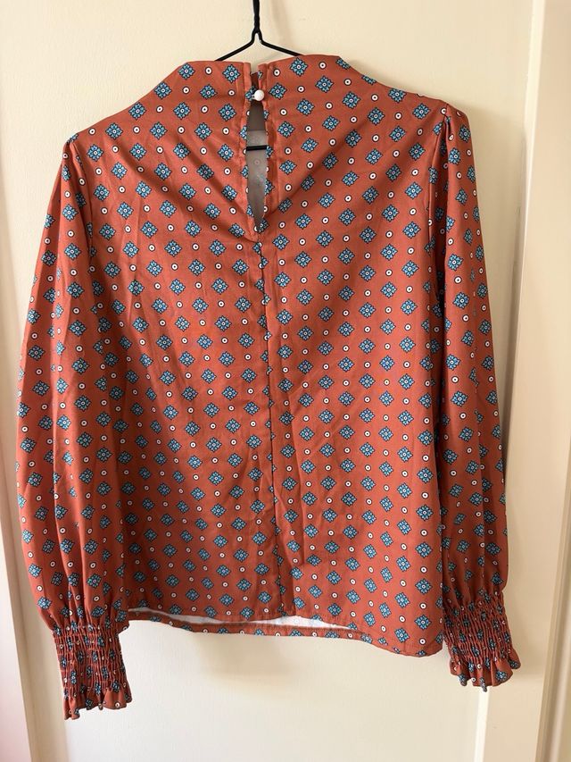 Blusa marrón con estampado floral