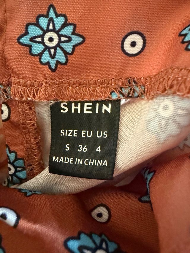 Blusa marrón con estampado floral