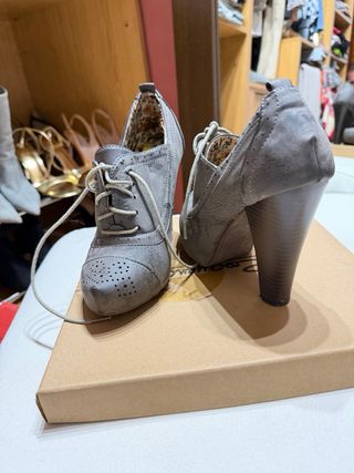 Botas grises con cordones y tacón