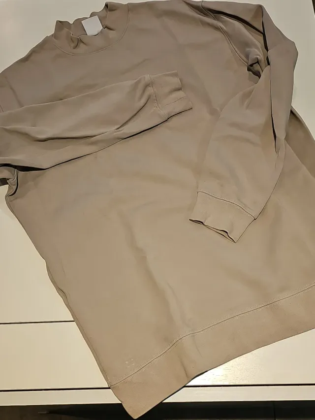 Sudadera beige cuello alto