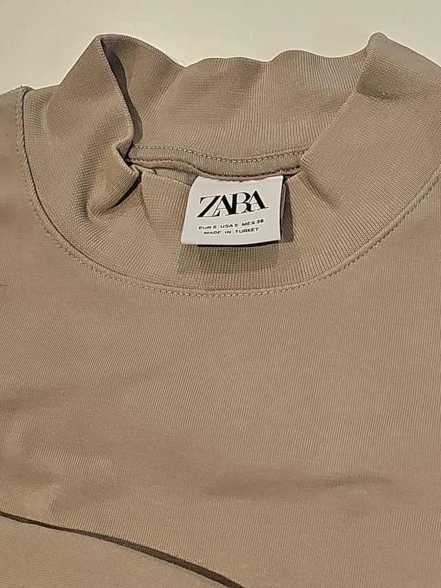 Sudadera beige cuello alto