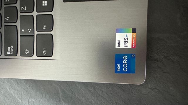 Ordenador portátil Lenovo gris y plateado