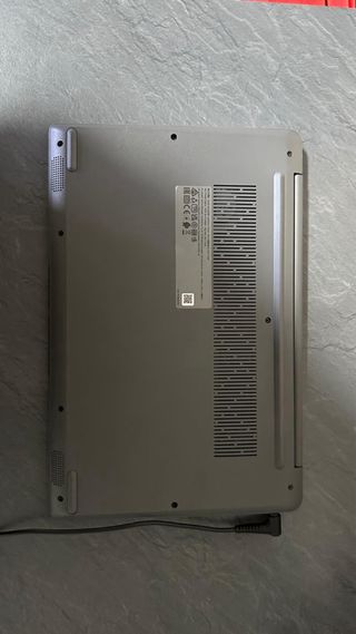 Ordenador portátil Lenovo gris y plateado