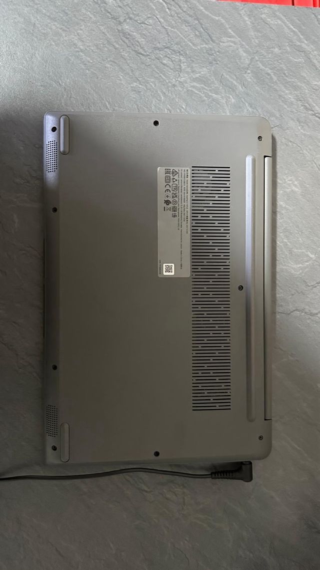 Ordenador portátil Lenovo gris y plateado