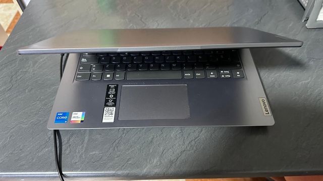 Ordenador portátil Lenovo gris y plateado