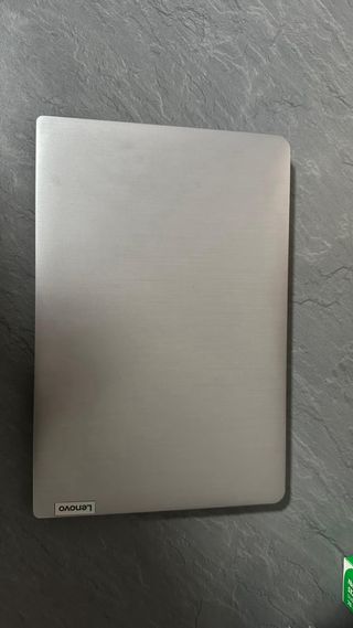 Ordenador portátil Lenovo gris y plateado