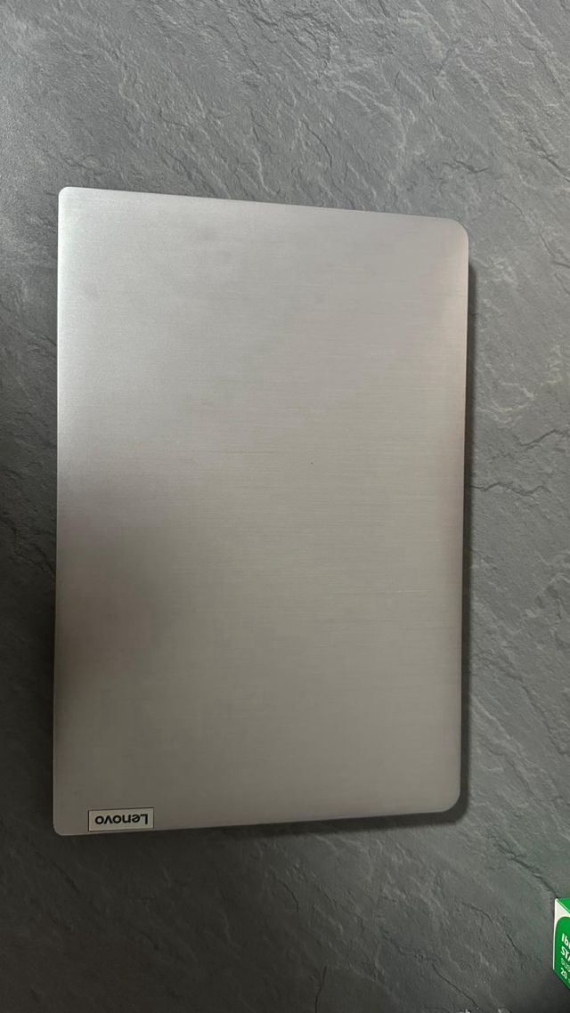 Ordenador portátil Lenovo gris y plateado