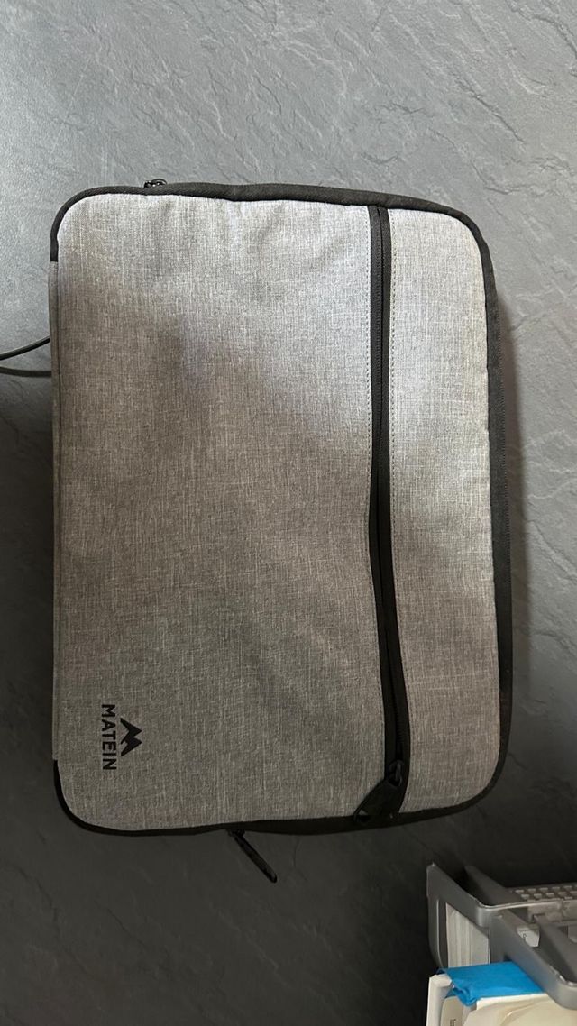 Ordenador portátil Lenovo gris y plateado