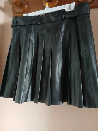 Falda plisada efecto piel con cinturón