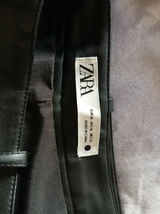 Falda plisada efecto piel con cinturón