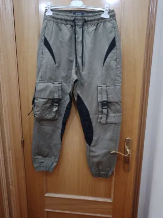 Pantalón cargo Bershka verde militar