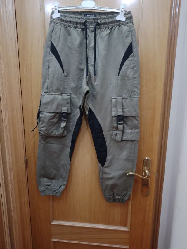 Pantalón cargo Bershka verde militar