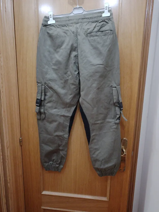 Pantalón cargo Bershka verde militar