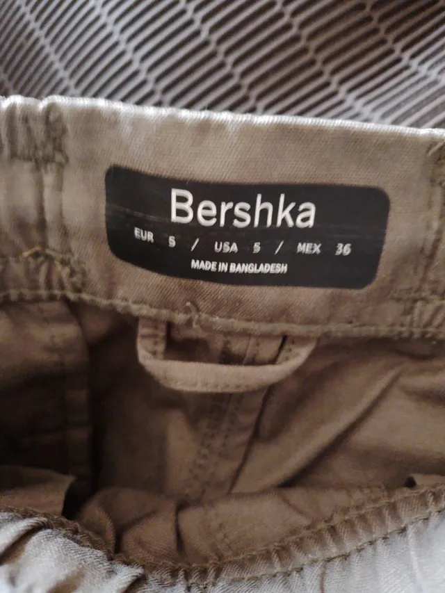 Pantalón cargo Bershka verde militar