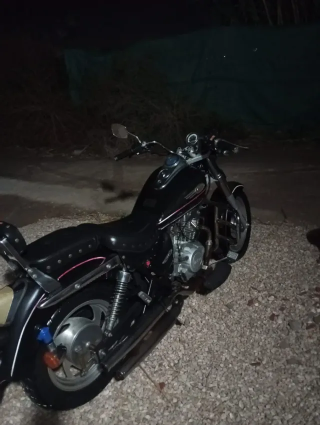 Moto de 125cc negra estilo Custom. MTR Vulcano.