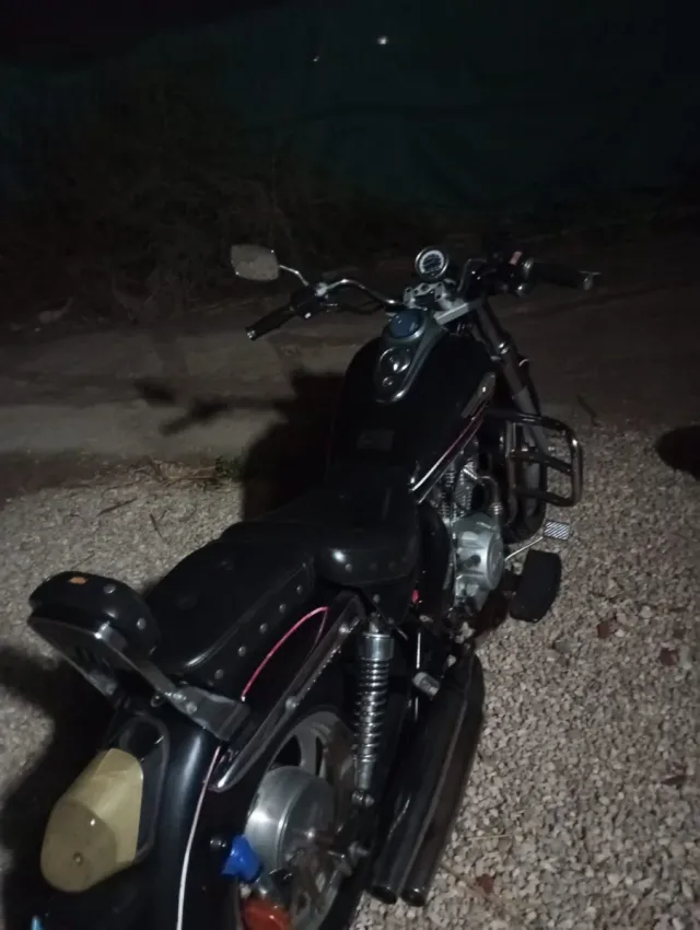 Moto de 125cc negra estilo Custom. MTR Vulcano.