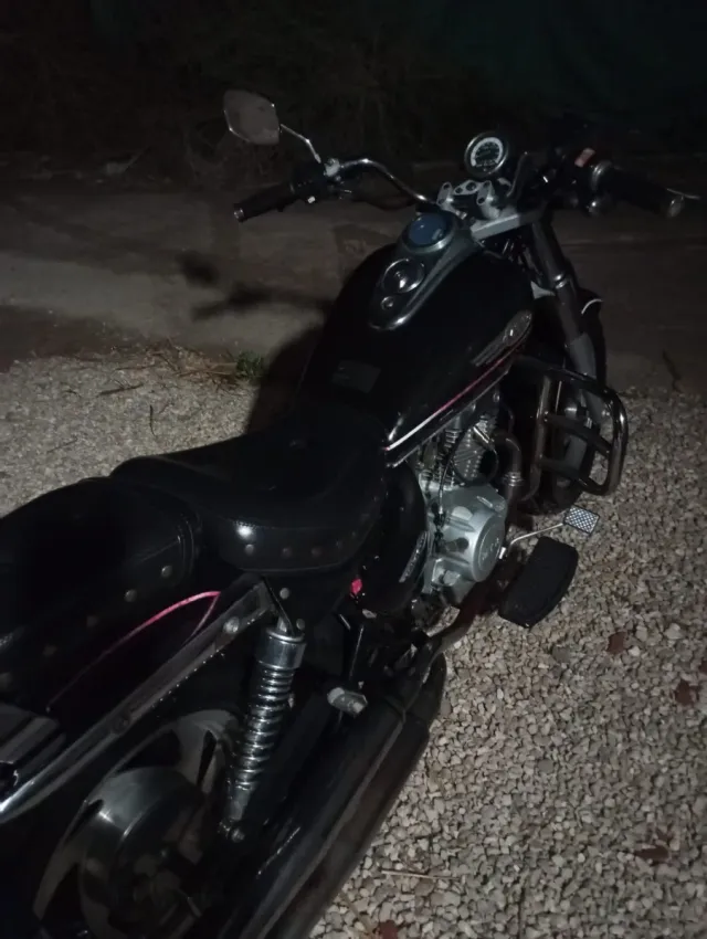 Moto de 125cc negra estilo Custom. MTR Vulcano.